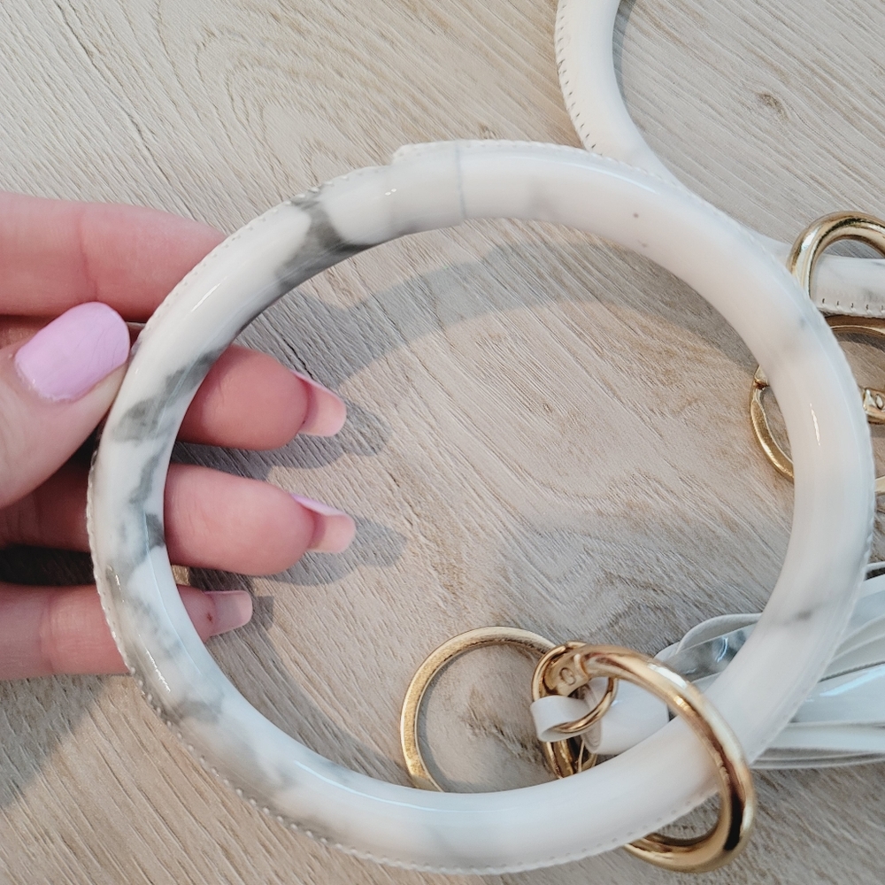 💕 NWOT Set of 2 Wristlet Bracelet Key Chain in White - Picture 7 of 13